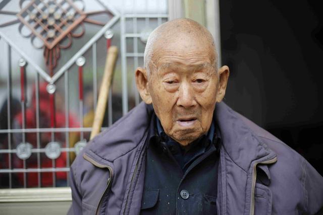 【网络媒体走转改】听驻马店泌阳县102岁老爷