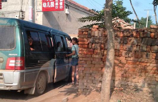 濮阳乡村现“黑校车” 8座乘用车容纳近30个娃
