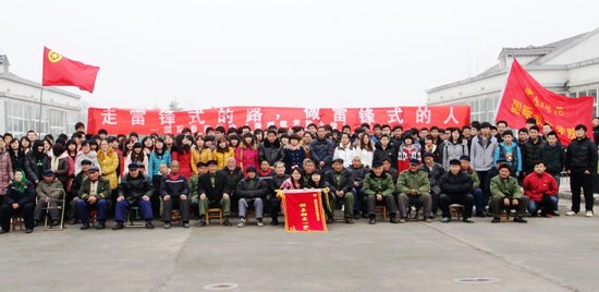 学雷锋 中原工学院学生看望敬老院的孤寡老人