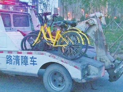 郑州12岁男童骑共享单车摔倒后站立 前行时突昏死