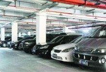 深圳一经适房地下车库里,不乏奔驰、宝马等豪车