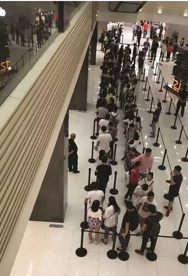 iPhone7亮黑色炒到2万 郑州直营店人满为患