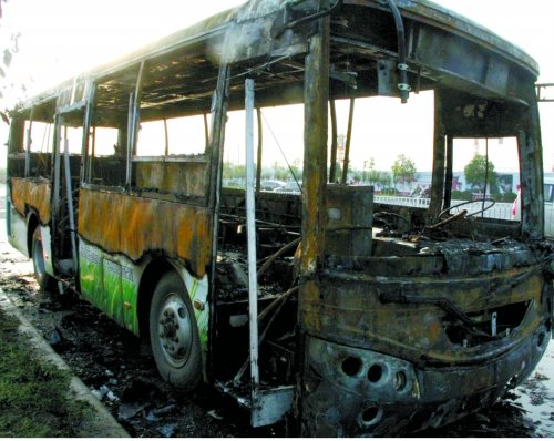 信阳一公交车发生自燃 10分钟烧成骨架（图）