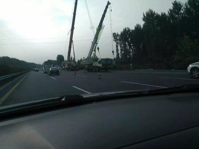 连霍高速郑州段一货车冲出高速 翻进沟中