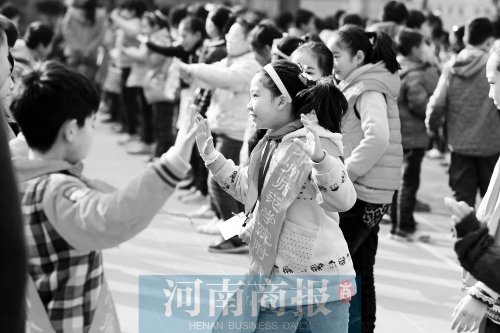 小学生玩转集体舞 高三生无缘大课间又杯具