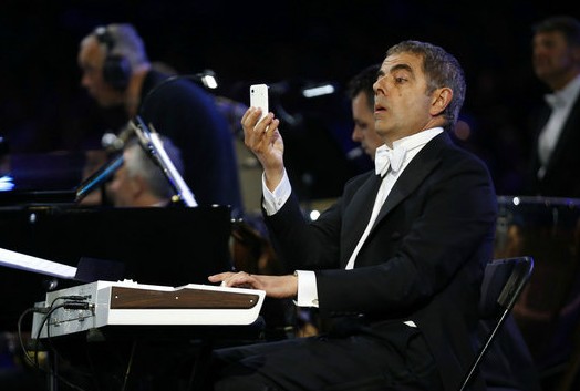 曝开幕式细节 007空降伦敦憨豆先生亮相