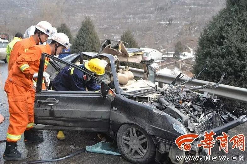 一辆小轿车追尾大货车,事故造成小轿车内3死3伤.图片来源:华商高清图片