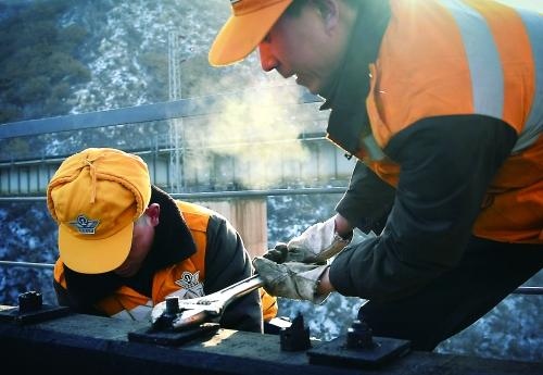 【新春走基层】铁路桥上秋千哥