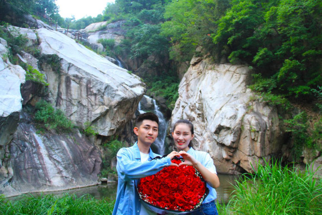 帅气网红男主播户外直播 遇美女粉丝现场浪漫表白