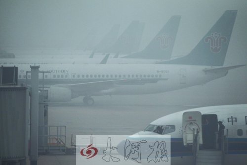 河南雾霾影响交通 多条高速封闭56个航班取消