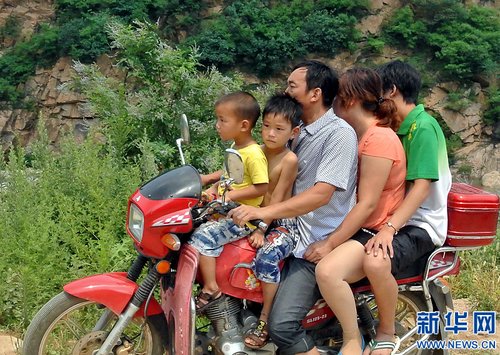 河南山区农村摩托车超载多 一辆摩托车坐5个人