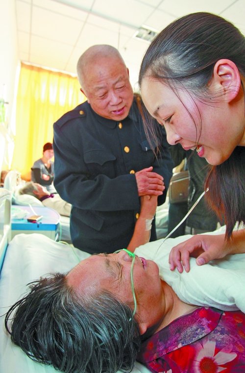 太康老人走丢11天被找到 儿子儿媳拿2万元跪谢