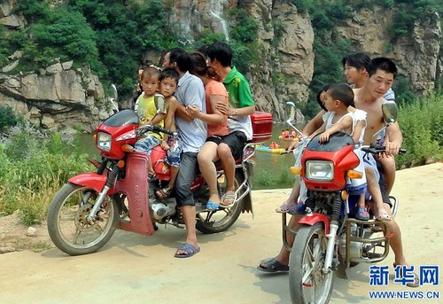 河南山区农村摩托车超载多 一辆摩托车坐5个人