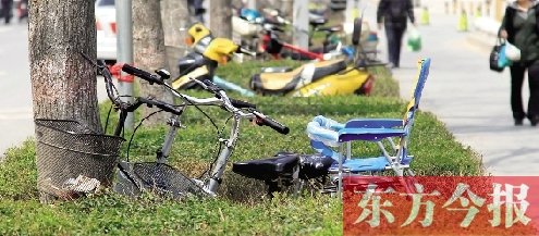 商场维护形象 人行道被瓜分电动车逼进绿化带