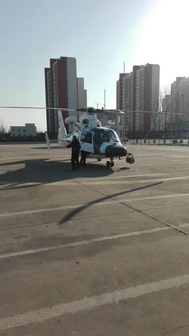 焦作高速交警利用直升机巡逻 实时发布路况信息