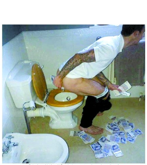 钞票当厕纸图片