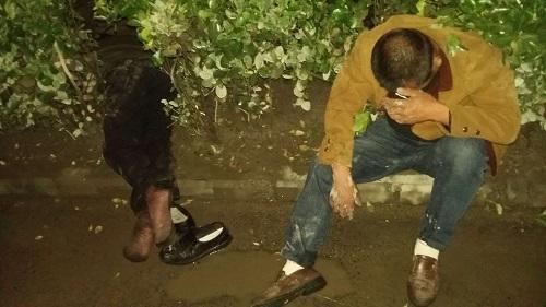 商丘俩醉汉卧路边酣睡不醒 民警"站岗"守一小时