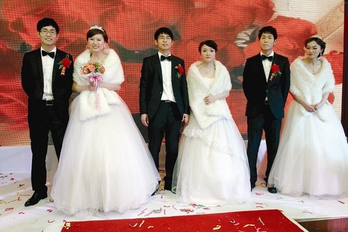 湖北三胞胎兄弟同日娶妻 新娘称不会认错人(图)