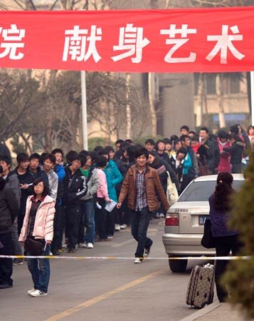艺考面面观之后台:女生换衣常被(图)