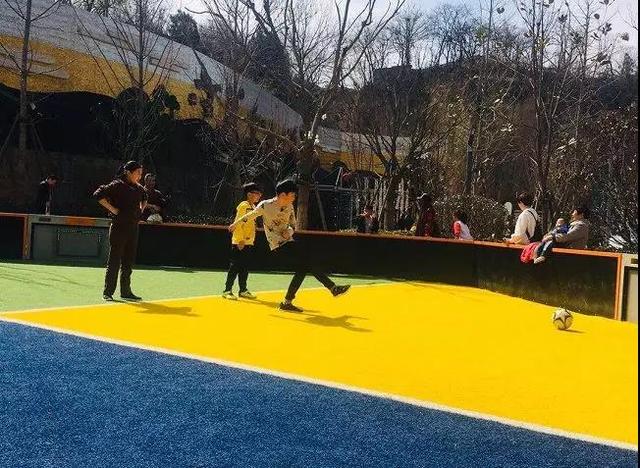 建业足球小镇有足球场吗,建业足球小镇有足球场吗在哪