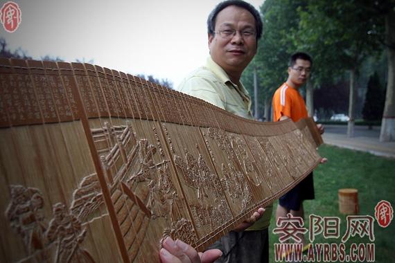 安阳男子竹子上雕刻《清明上河图》 手上伤痕