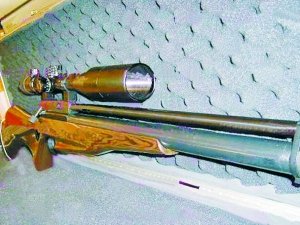 钢珠射烂居民家玻璃 郑州小区居民人心惶惶