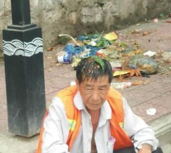 南阳环卫工街头工作 被居民楼上扔下的垃圾砸伤