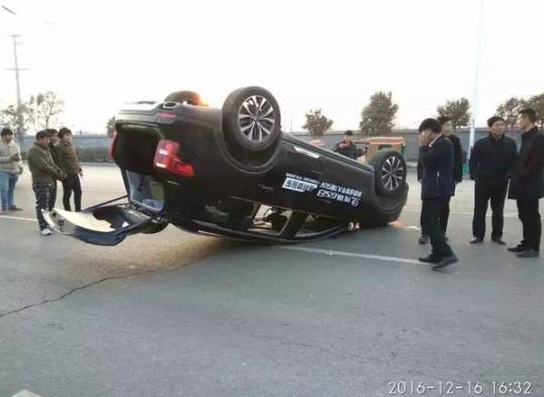 商丘某4s店试驾车翻车 上印贵宾体验