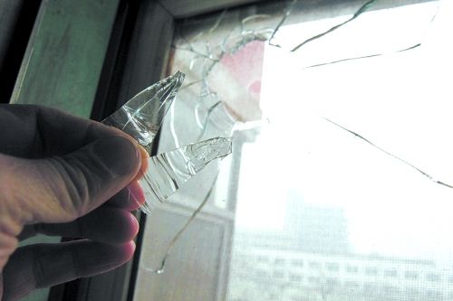 郑州居民卧室窗玻璃被子弹击穿 破洞拳头大小