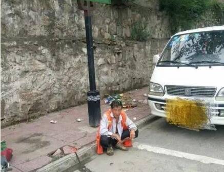 南阳环卫工街头工作 被居民楼上扔下的垃圾砸伤