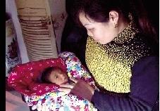 男子踢纸箱踢出个婴儿惊动一澡堂的人