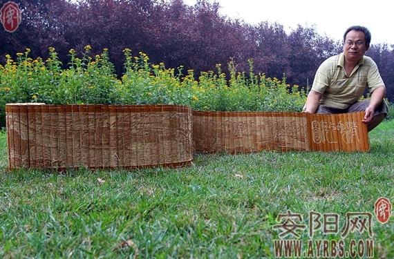 安阳男子竹子上雕刻《清明上河图》 手上伤痕