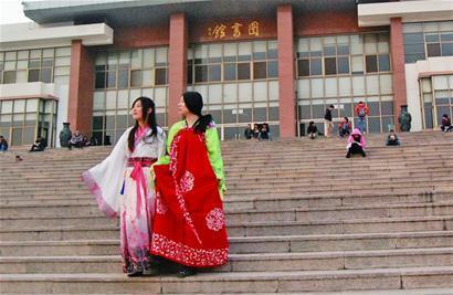 大学校园频现汉服美女：逛街上课都穿(组图)