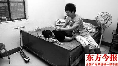 郑州18岁男孩大学圆梦 单亲家庭并不觉自卑