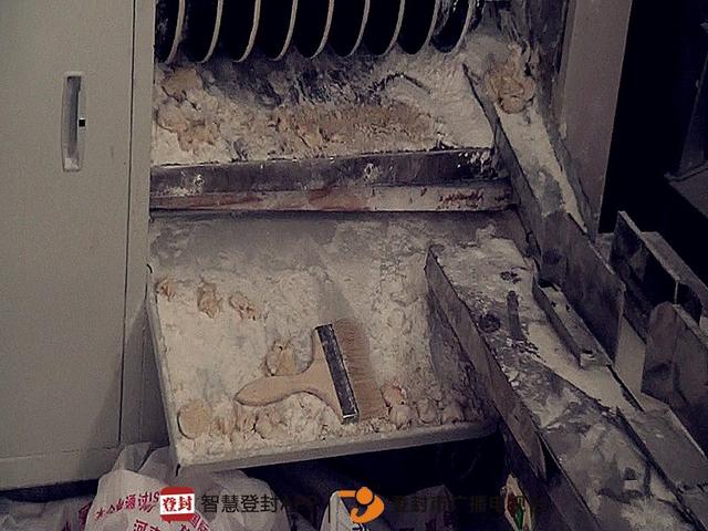 开封查获一黑心馒头作坊 路脏乱差苍蝇到处飞