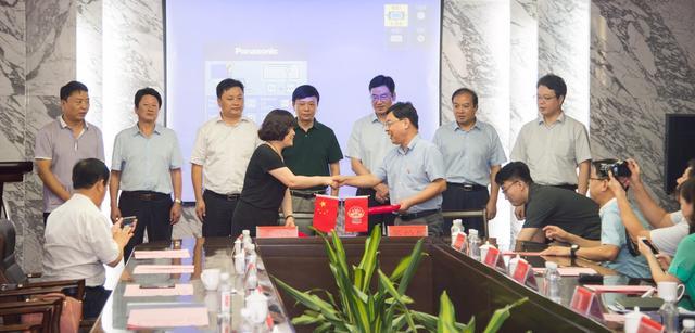 洛宁县人民政府与洛阳日报报业集团签订旅游一