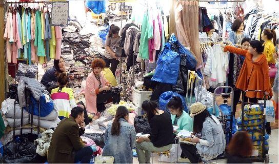 郑州火车站商圈20余家服装市场将外迁(图)