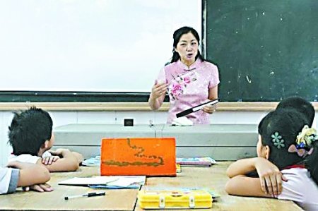 夏子莉老师正用讲评书的方式给同学们上课 受访者供图