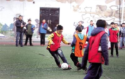 足球成体育课必修内容 郑州多数学校缺足球场地