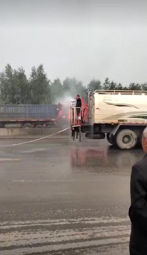 惊险!三辆大货车追尾起火,过路行人急中生智,拦下一辆洒水车……
