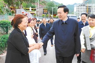 2016年8月,陈全国在昌都调研扶贫开发工作。(西藏新闻网)