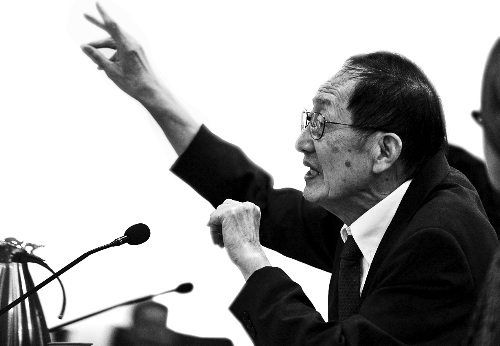 诺奖得主崔琦62年后首次回乡 称科学就要向前看