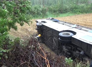 暴雨袭击鹤城 客车、货车、小轿车三连撞致2人