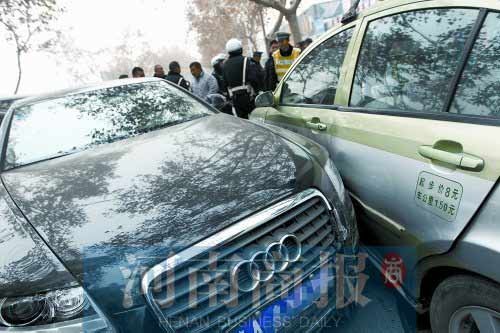 郑州街头路虎车追停奥迪 奥迪女被骂小三遭殴
