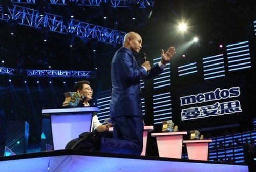 乐嘉《超级演说家》为残疾选手下跪 被疑作秀_大豫网_腾讯网