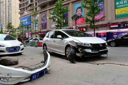 女司机错把油门当刹车 街头连撞2车后爆胎停下