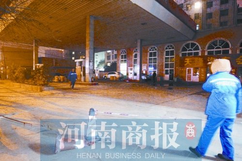 郑州一加油站发生爆炸 火苗包围半个加油机