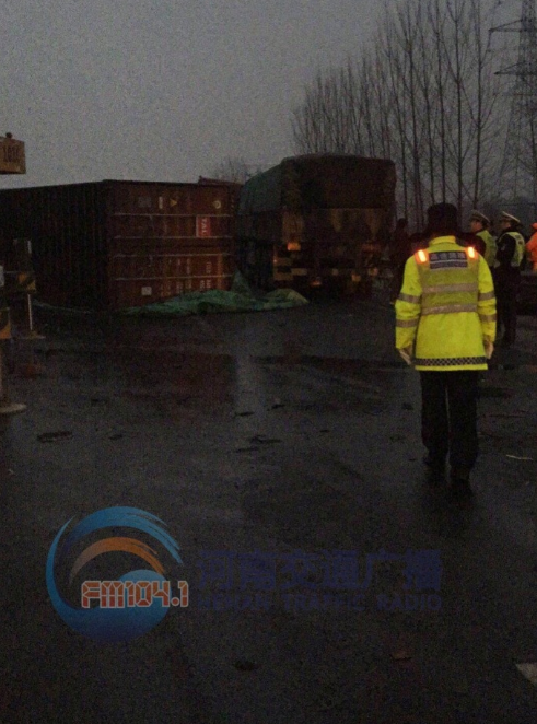 提醒!连霍高速中牟一货车侧翻 堵车超过2公里