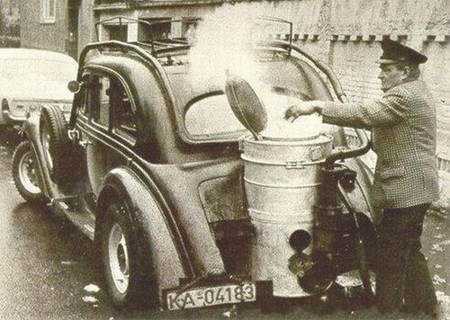 神奇的老式汽车 靠烧柴火驱动