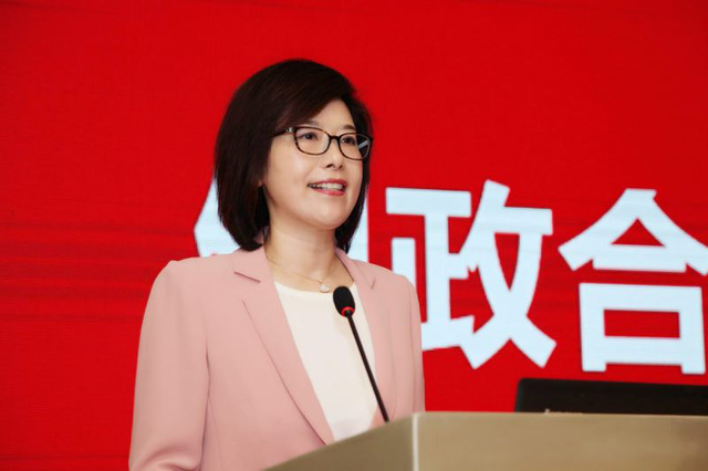 (中信银行郑州分行党委书记,行长方萍女士致欢迎辞)